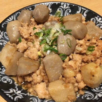ご飯がススム美味しいおかずになりました。里芋のレシピのレパートリーが増えて嬉しいです〜アクセントにネギを散らしました。